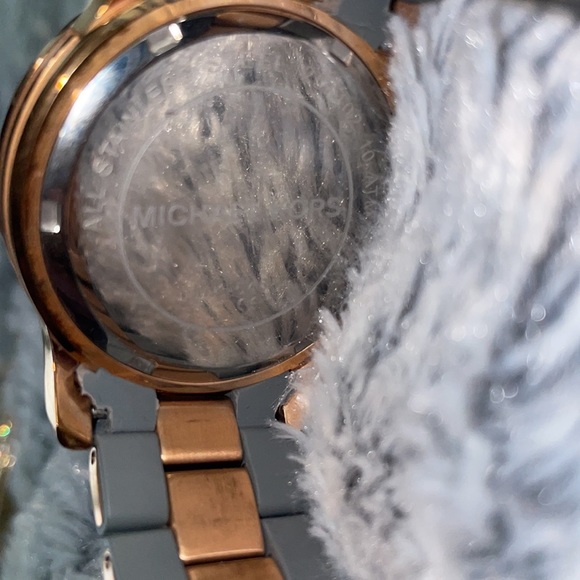 Women’s Michael kors watch - Picture 3 of 3